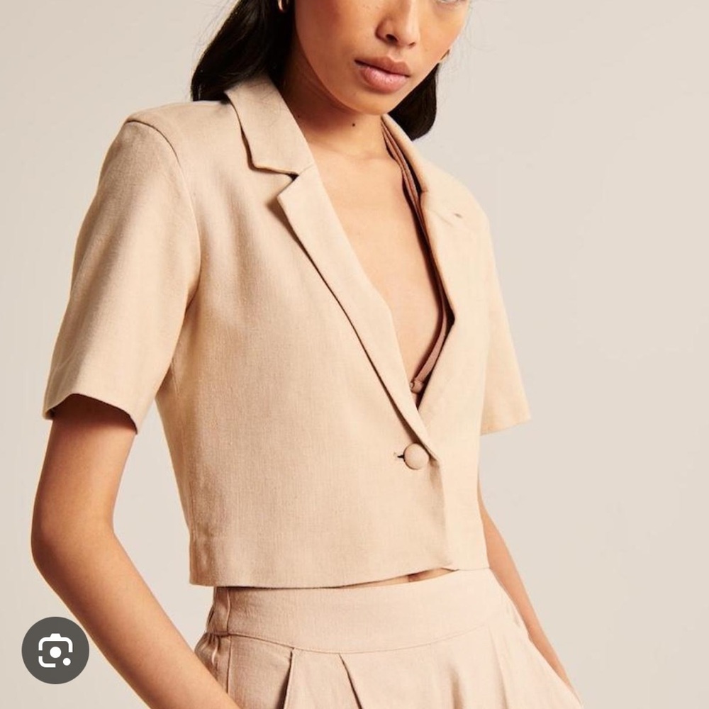 Abercrombie & Fitch Linen Blend Short Sleeved Crop Blazer in Beige, Size M